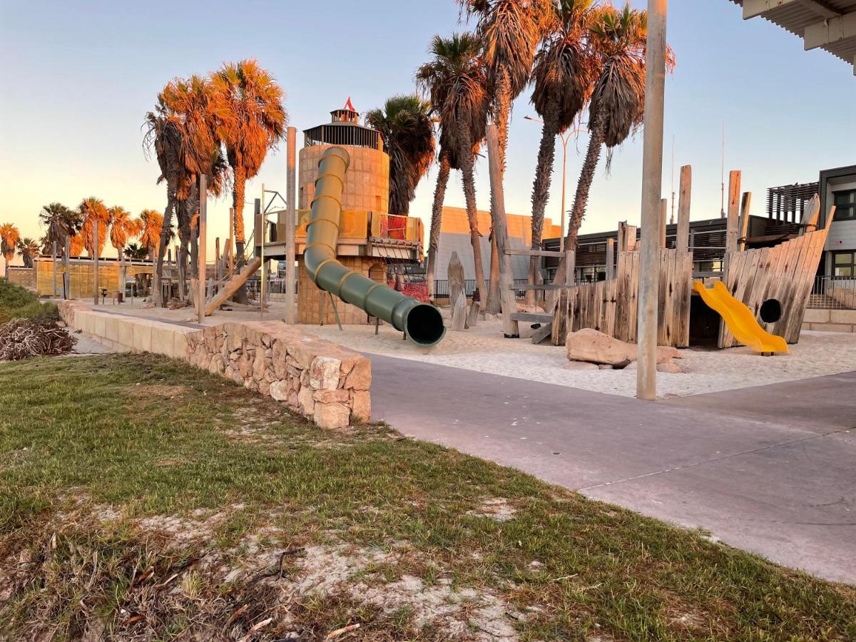 Shark Bay Seafront Apartments Denham Exteriör bild