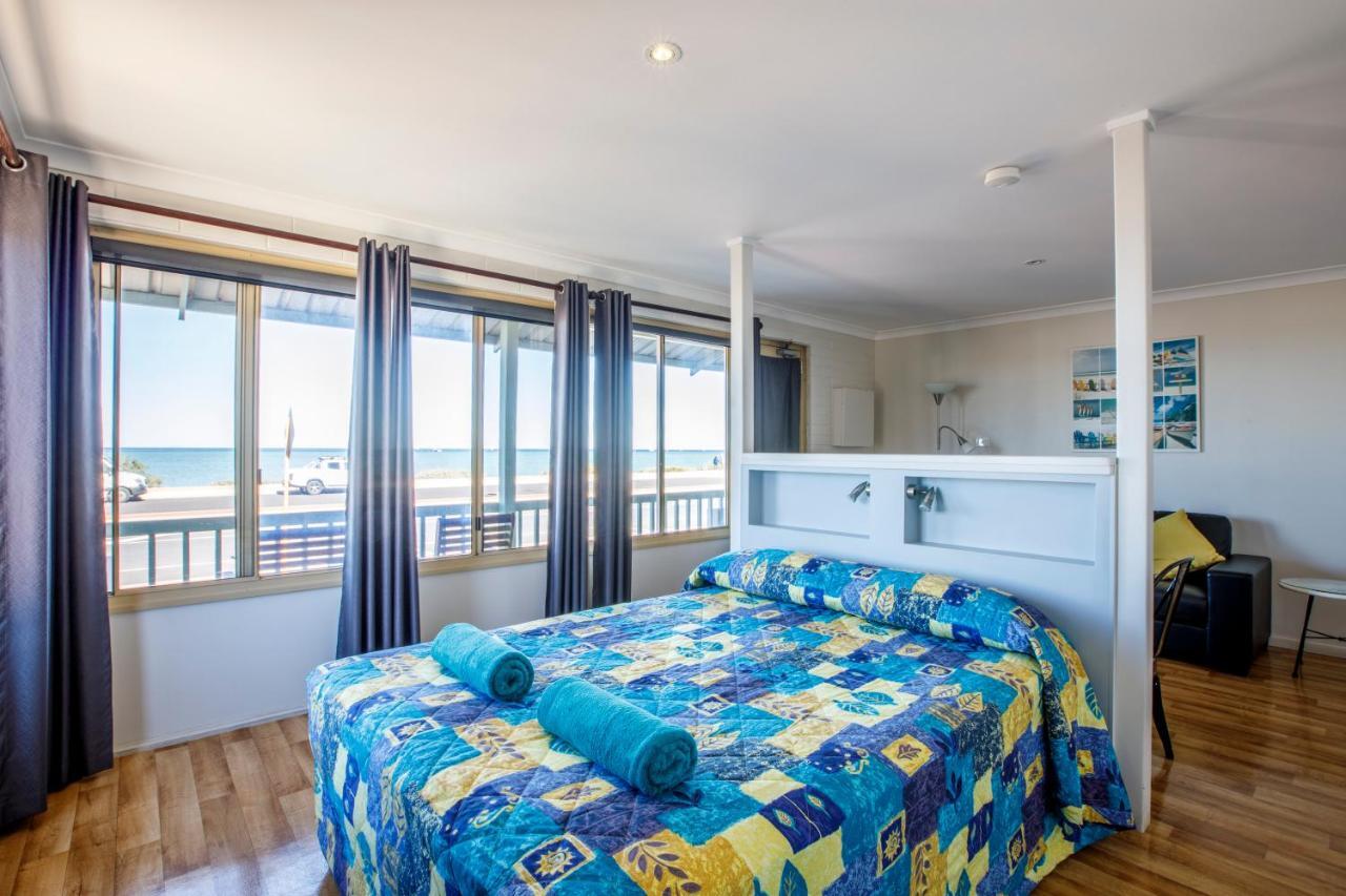 Shark Bay Seafront Apartments Denham Exteriör bild